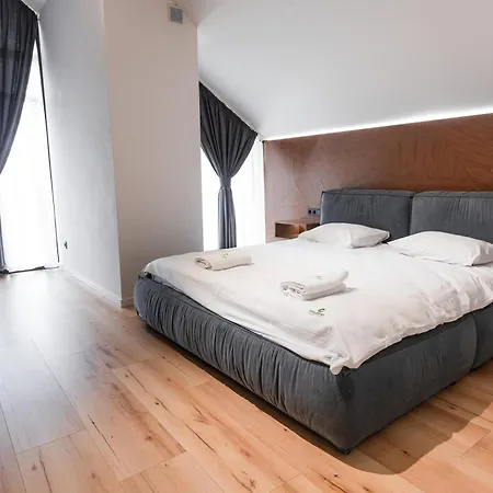 Goldhill 4,6,7 Apartment *